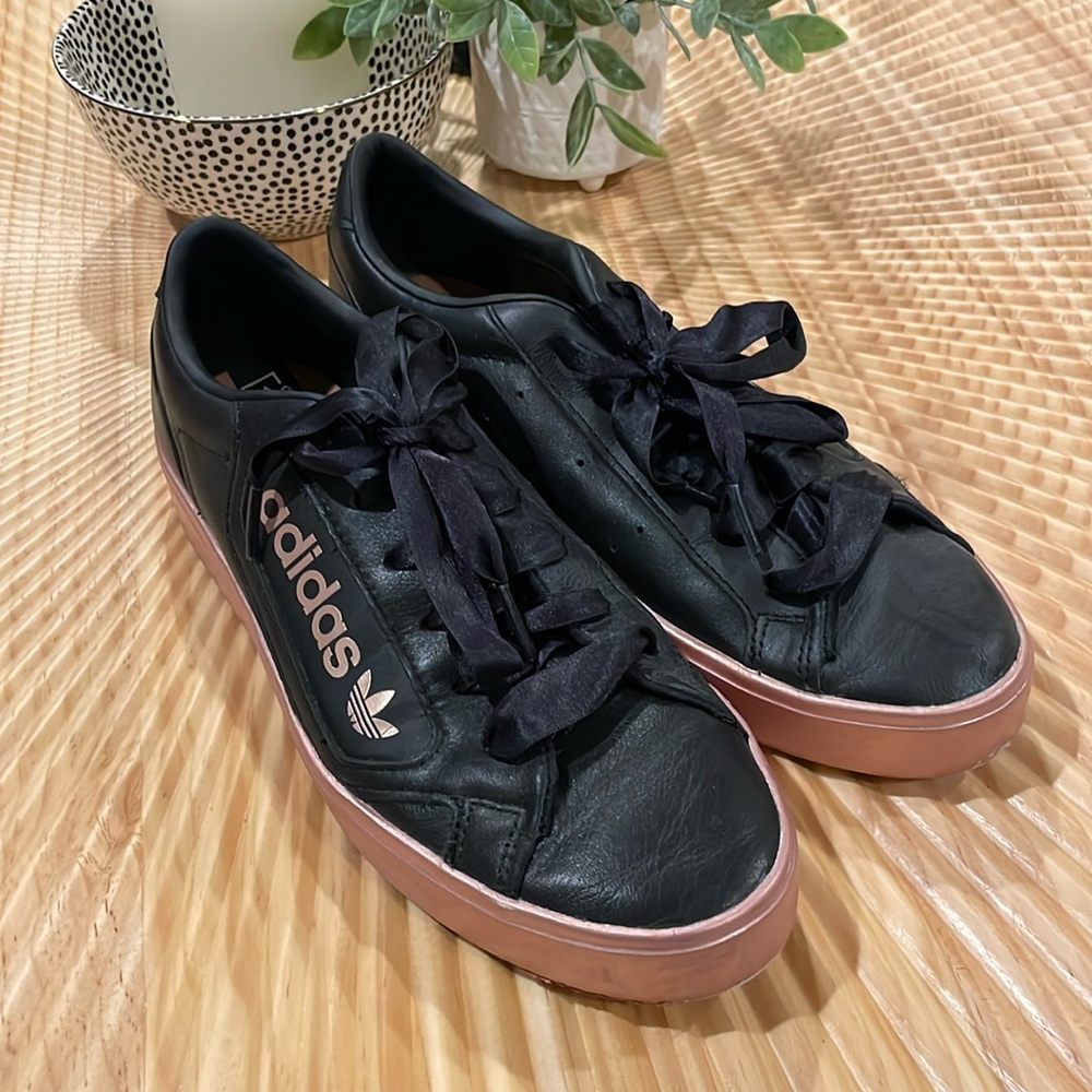 Women’s Adidas Sneaker